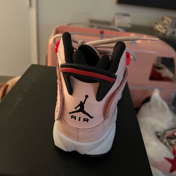 4.5 girls Jordan pink, barely worn, no creases - Picture 4 of 5